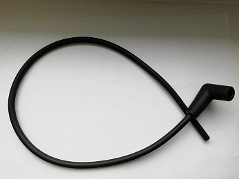 Vysokonapěťový kábel s krytkou na svíčku